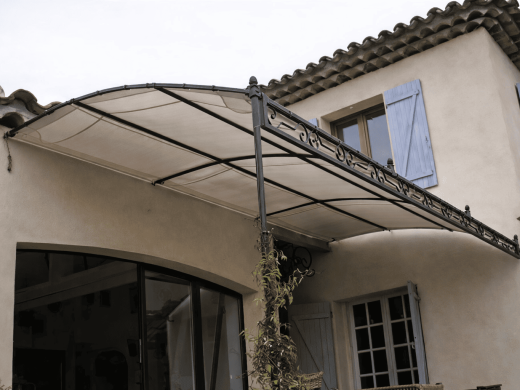 Pergola, marquise et tonnelle en fer forgé à Cannes : fabrication artisanale sur mesure