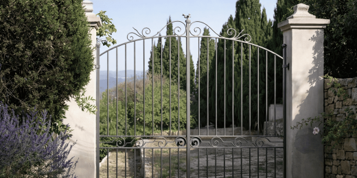 Portail et porte en fer forgé à Antibes : fabrication sur mesure par un maître ferronnier