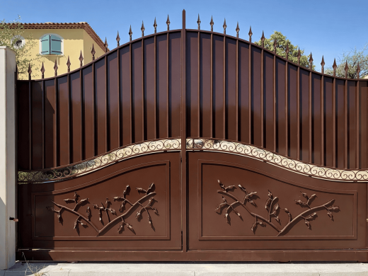 Portail et porte en fer forgé à Antibes : fabrication sur mesure par un maître ferronnier