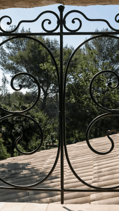 Grilles de défense en fer forgé à Antibes : sécurité et esthétique sur mesure