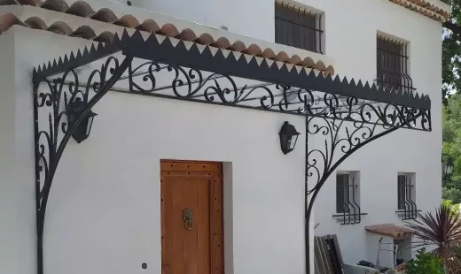 Ferronnerie d&#8217;art à Valbonne : quand l&#8217;artisanat sublime votre habitat