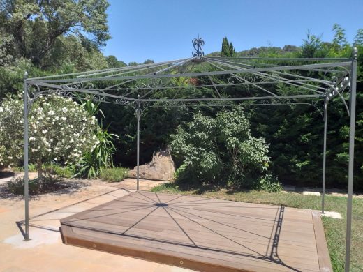 Pergola, marquise et tonnelle en fer forgé à Cannes : fabrication artisanale sur mesure